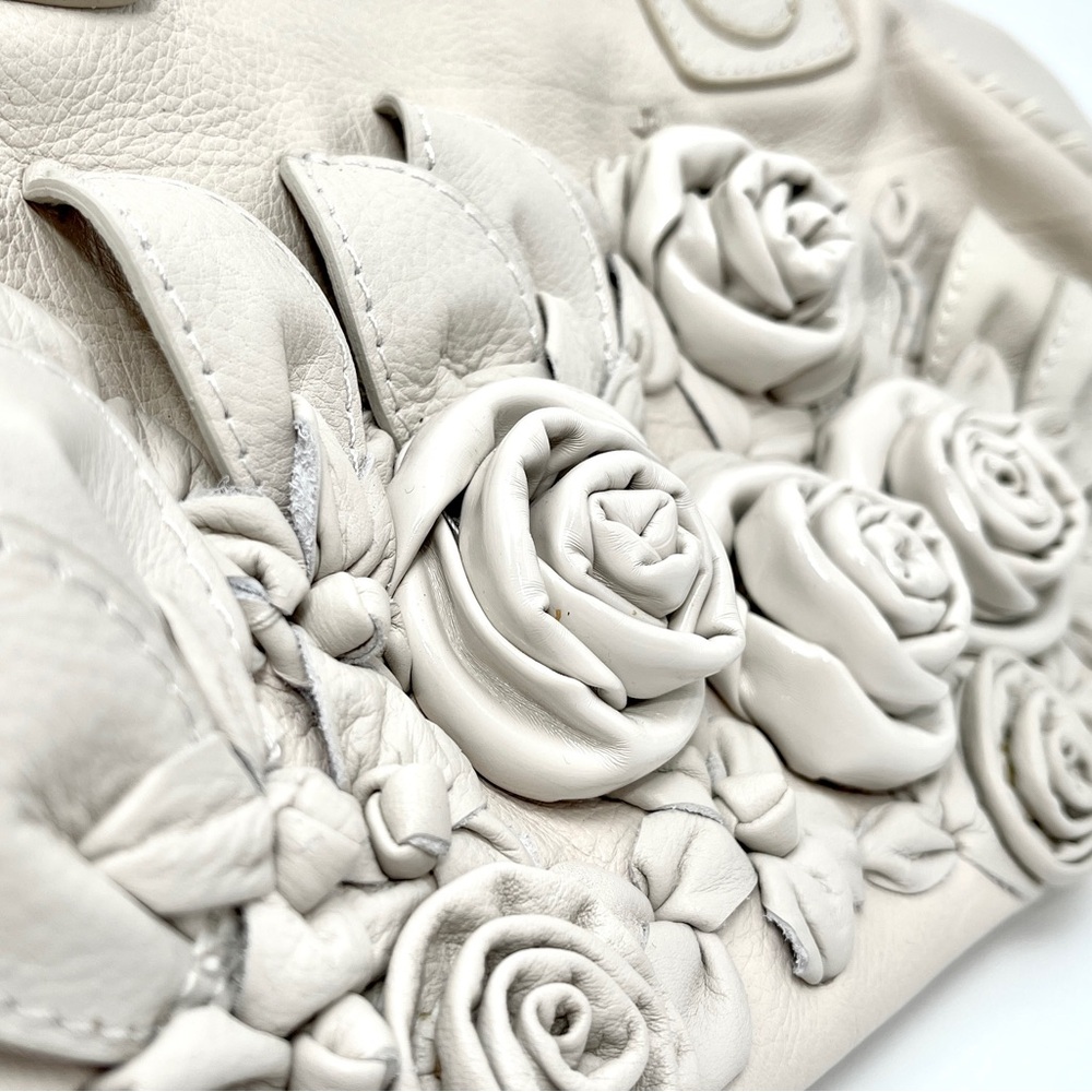 VINTAGE & RARE 
Fiore by Isabella Fiore Y2K Cream Leather Hobo 3D Roses Appliqué - Picture 2 of 12